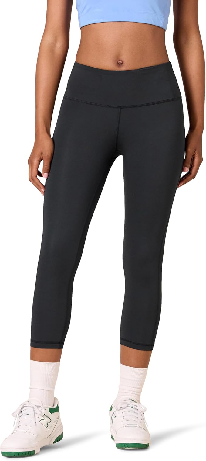 Amazon Essentials Women's Exercise Workout Leggings, Active Sculpt, Mid-Rise Capri with Pockets