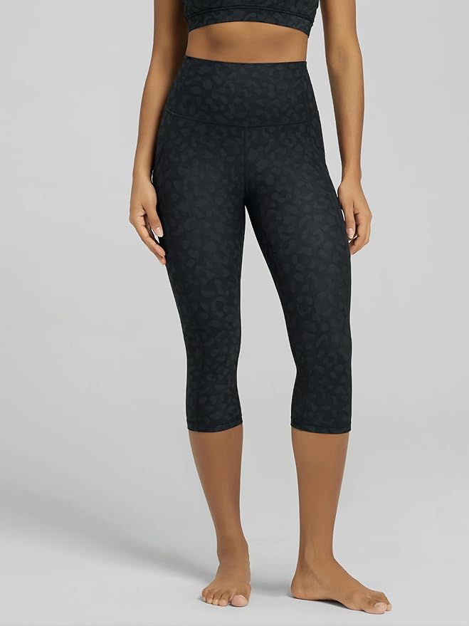 ODODOS Women's High Waisted Yoga Capris with Pockets, Tummy Control Non See Through Workout Athletic Running Capri Leggings