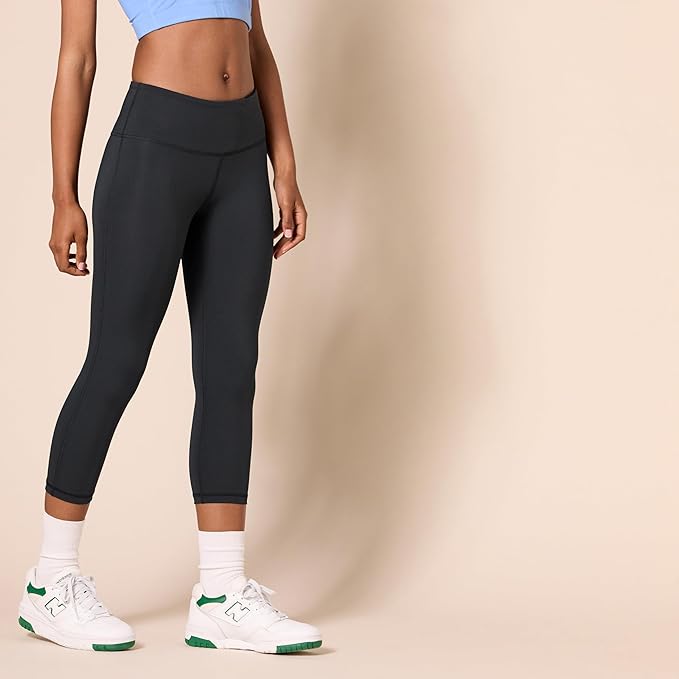 Amazon Essentials Women's Exercise Workout Leggings, Active Sculpt, Mid-Rise Capri with Pockets