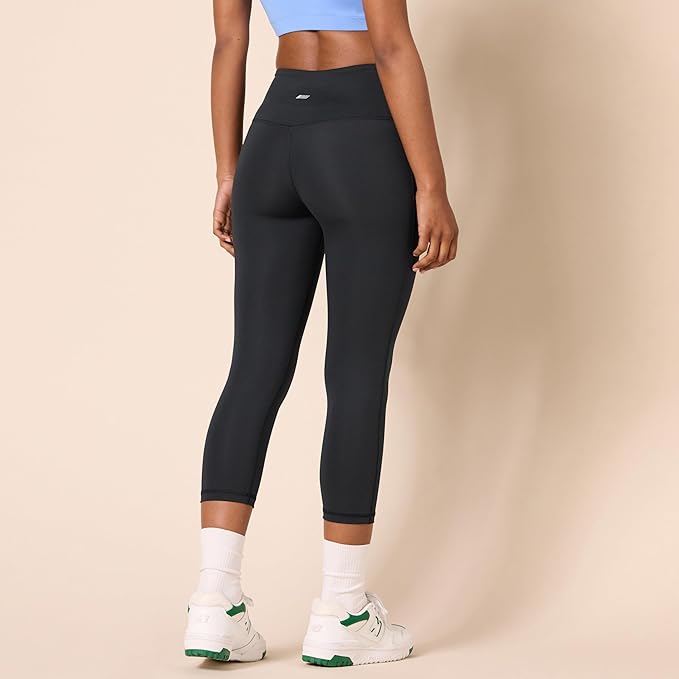 Amazon Essentials Women's Exercise Workout Leggings, Active Sculpt, Mid-Rise Capri with Pockets